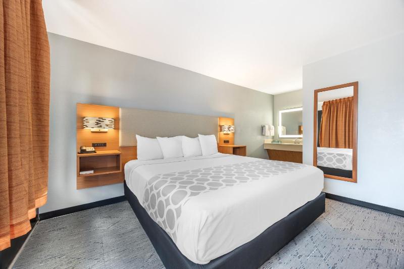Family Room with One King and One Queen Bed - Non-Smoking image 2