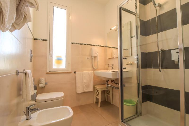 Double Room with Balcony and Sea View image 4