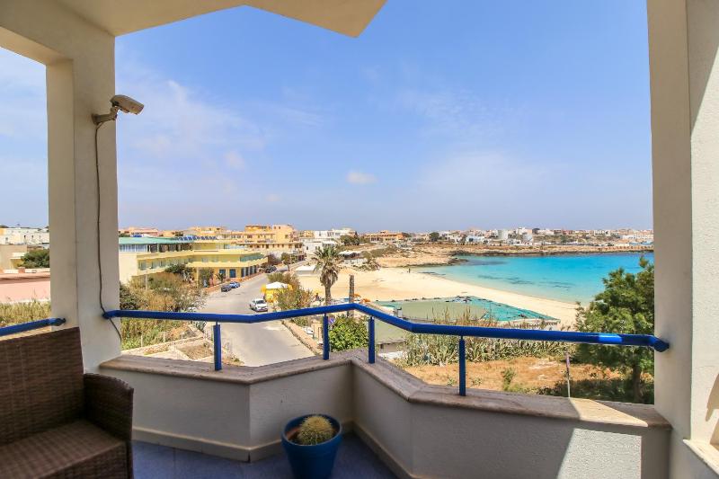 Double Room with Balcony and Sea View image 3