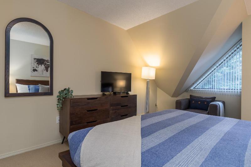 3BR in Foxglove Wood Burning Fireplace Mudroom Near Gondola Parking - image 29