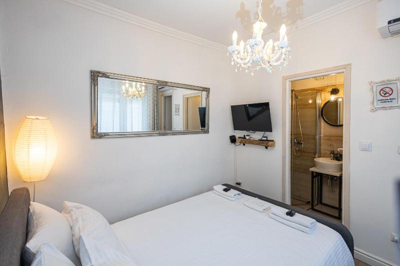 One-Bedroom Apartment image 2