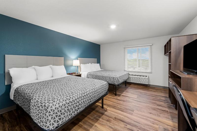 Queen Suite with Two Queen Beds and Tub - Disability Access/Non Smoking image 1