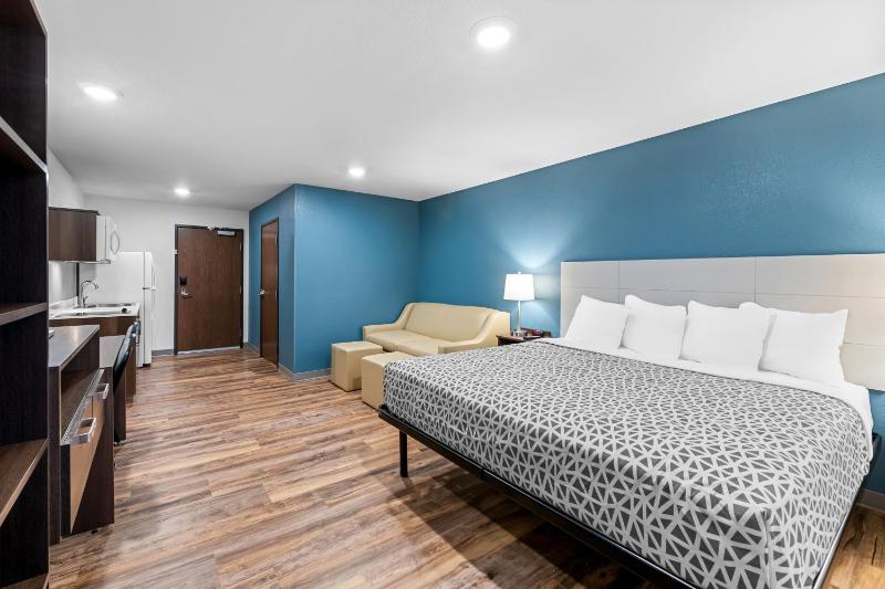 King Suite with Sofa Bed - Non Smoking image 4