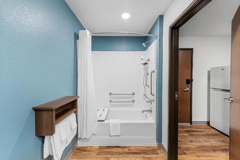 King Suite with Sofa bed - Disability Access/Non Smoking image 3