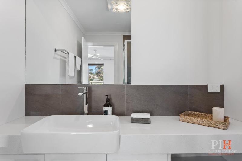 Renovated Lux Property in Quiet Estate - image 5