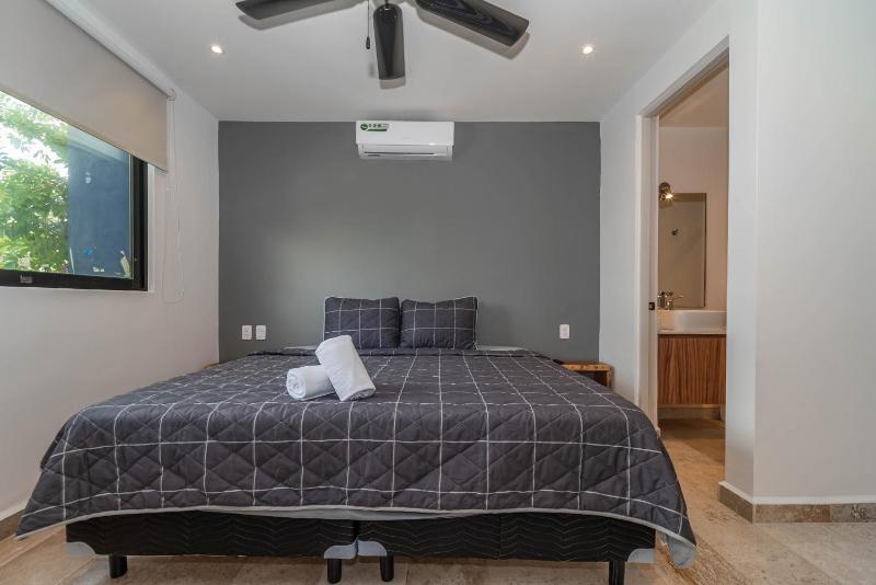 2 BD with Balcony Gym Rooftop Pool - image 4