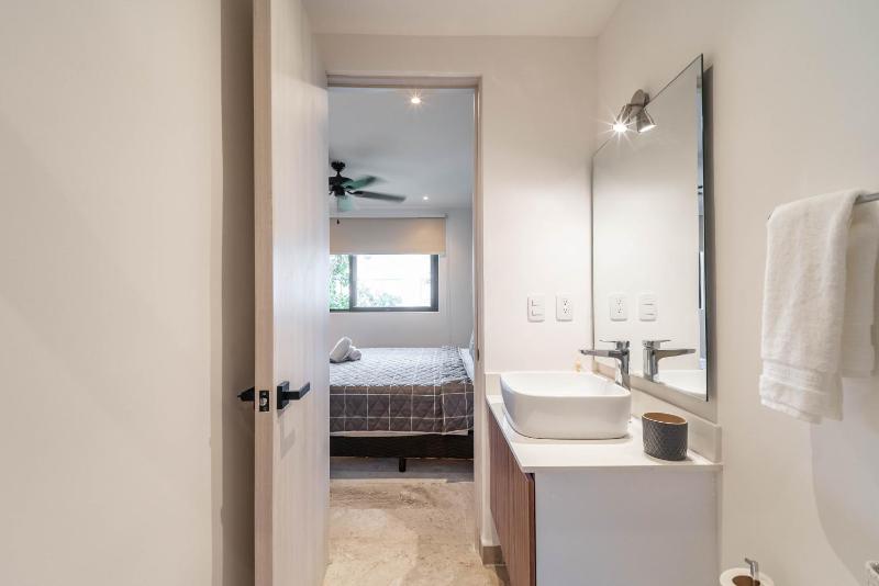 2 BD with Balcony Gym Rooftop Pool - image 10