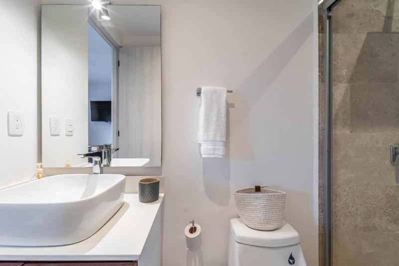 2 BD with Balcony Gym Rooftop Pool - image 16