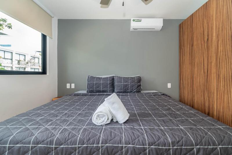 2 BD with Balcony Gym Rooftop Pool - image 30