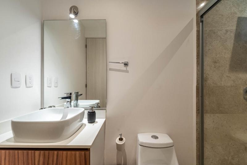 Bright 1 BD Suite with Balcony - image 5