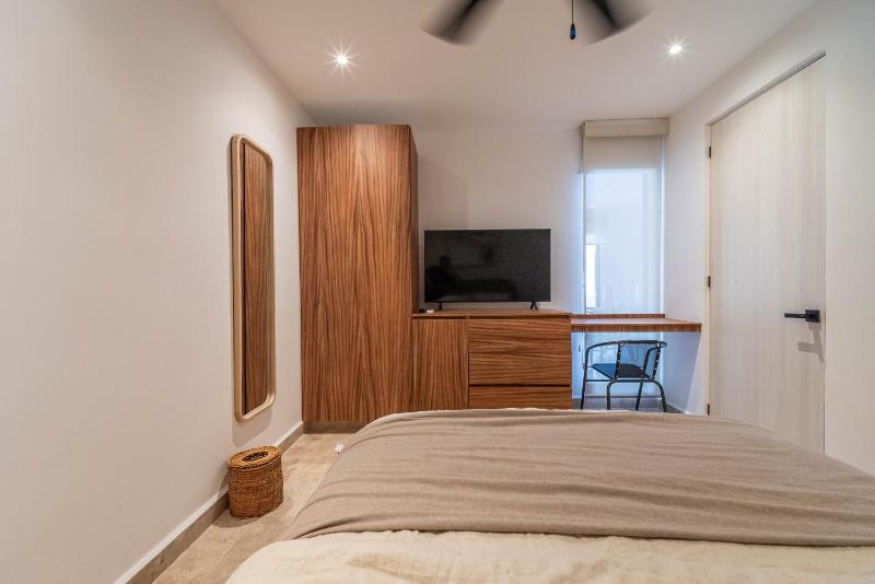 Bright 1 BD Suite with Balcony - image 25
