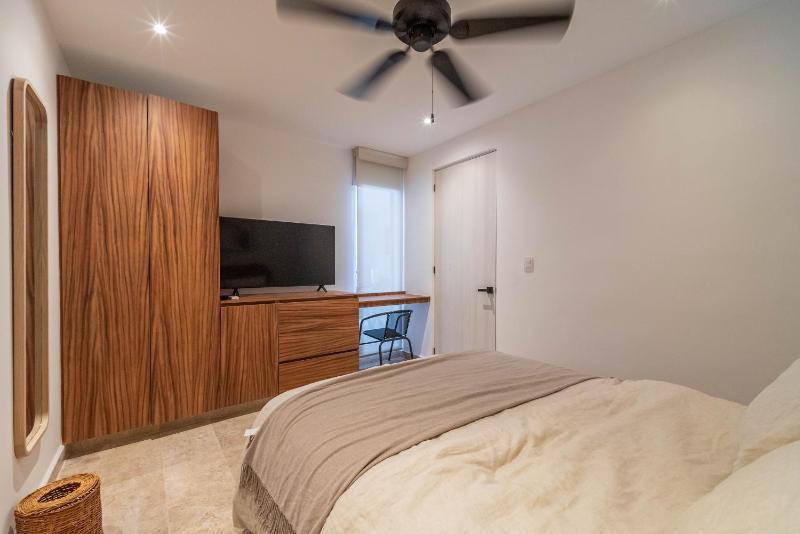 Bright 1 BD Suite with Balcony - image 30