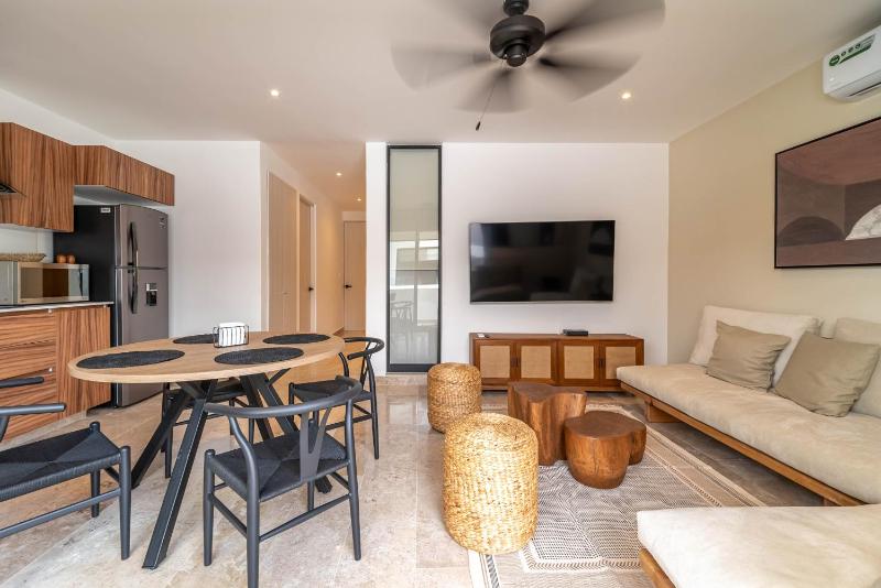 Bright 1 BD Suite with Balcony - image 29
