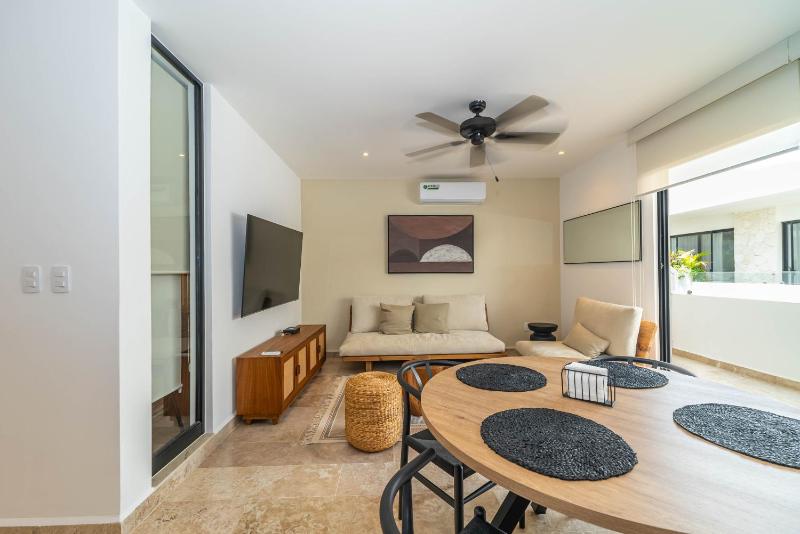Bright 1 BD Suite with Balcony - image 14