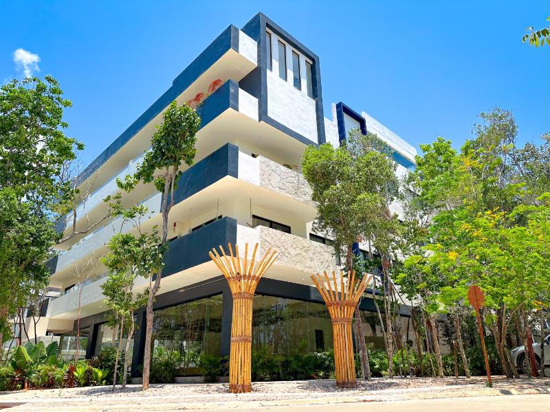 Bright 1 BD Suite with Balcony - image 16