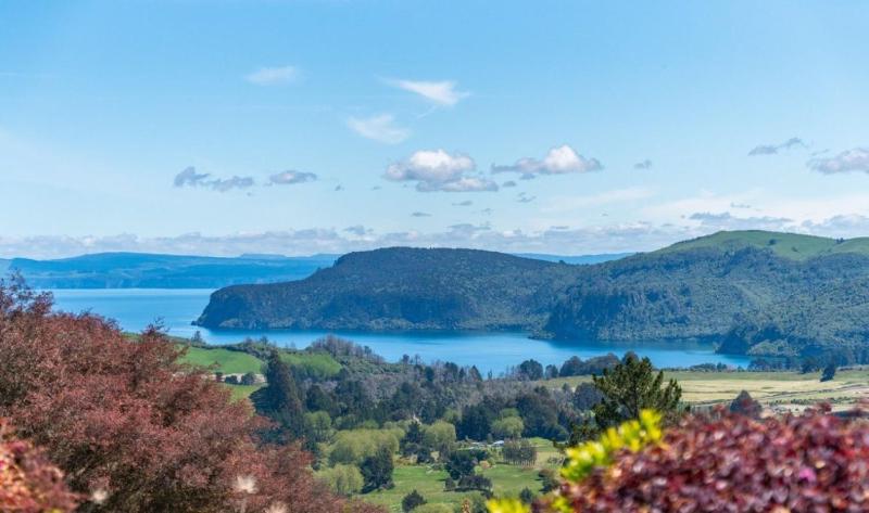 Scenic Solitude - Wake up to Lake and Mountain Views! - image 1