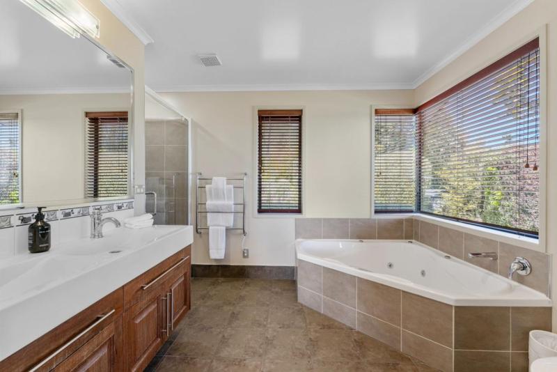 Scenic Solitude - Wake up to Lake and Mountain Views! - image 15