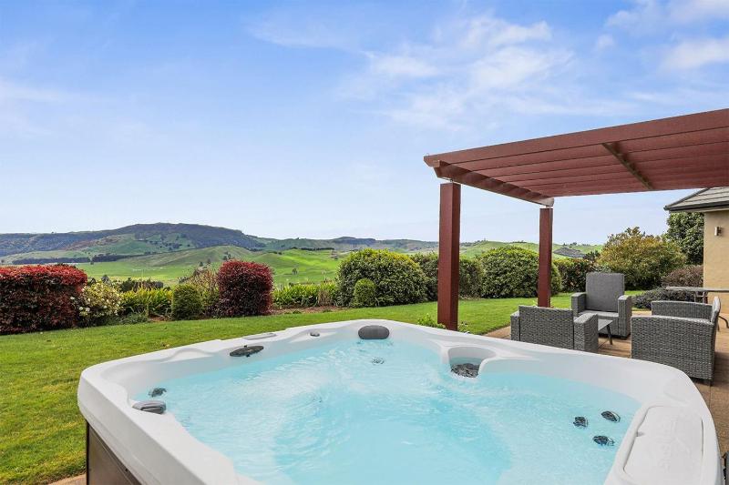Scenic Solitude - Wake up to Lake and Mountain Views! - image 8