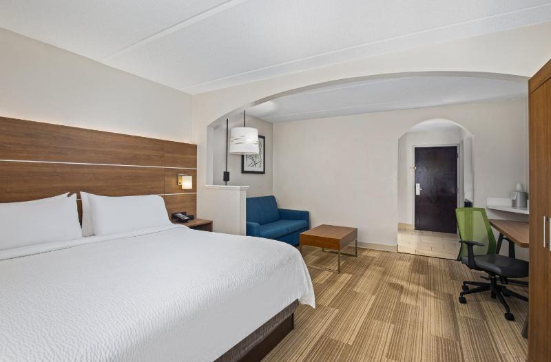 King Suite - Non-Smoking image 4