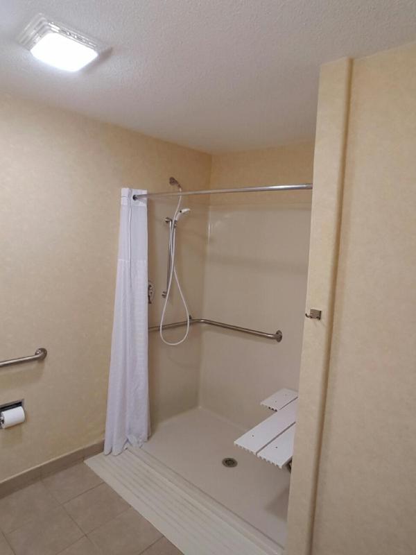 Queen Room - Disability Access image 3