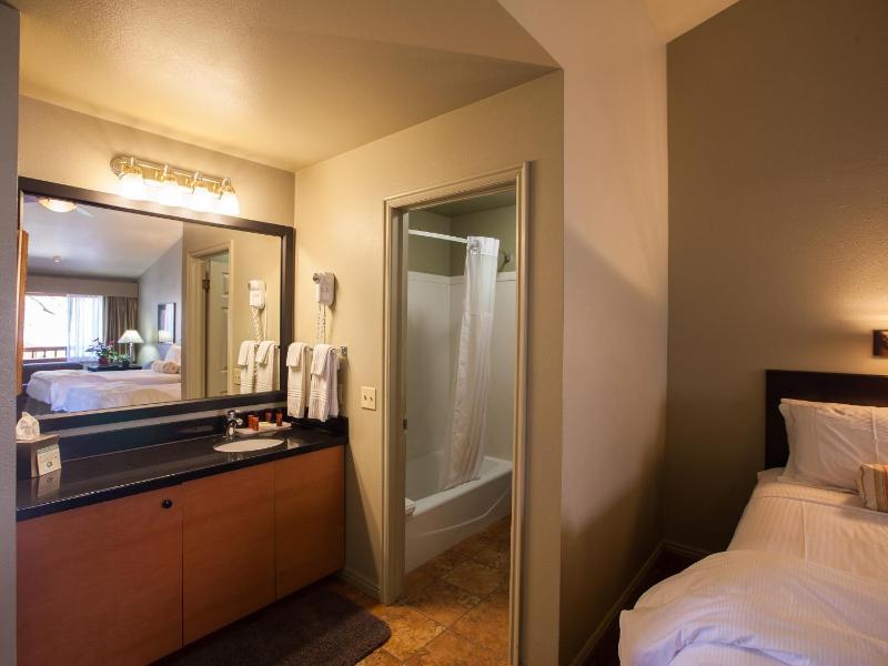 Queen Room with Two Queen Beds - Balcony image 4