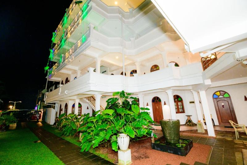 Royal Beach Hotel Hikkaduwa - image 12