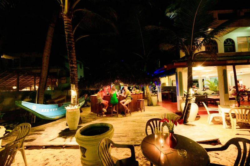 Royal Beach Hotel Hikkaduwa - image 29