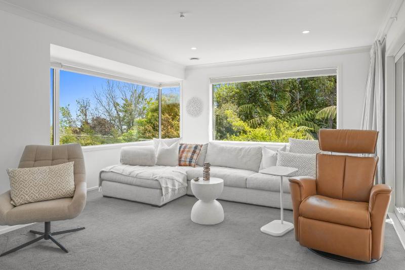 Tuis and Pools - Lake Taupo Holiday Home - image 6