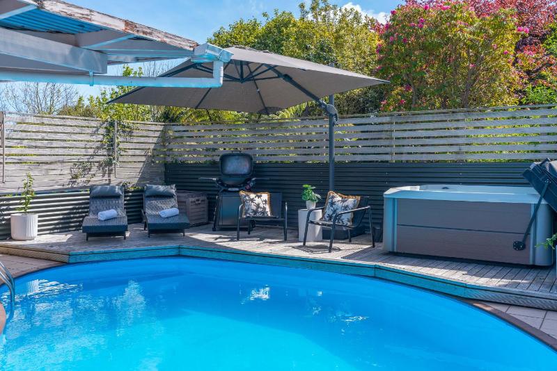 Tuis and Pools - Lake Taupo Holiday Home - image 12