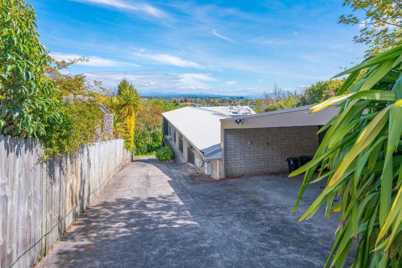Tuis and Pools - Lake Taupo Holiday Home - image 9
