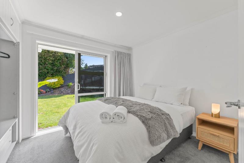 Tuis and Pools - Lake Taupo Holiday Home - image 19