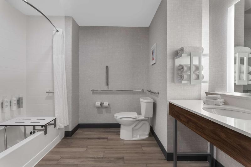 Queen Room with Two Queen Beds - Mobility and Hearing Access/Non-Smoking image 3