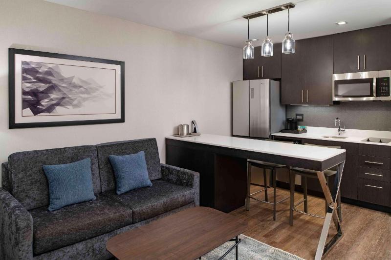 One-Bedroom King Suite - Non-Smoking image 4