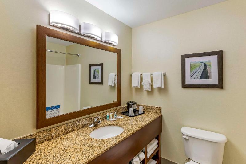 Queen Room with Two Queen Beds image 3