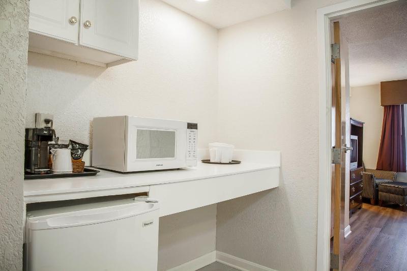 King Suite with Living Room - Suites Building image 3