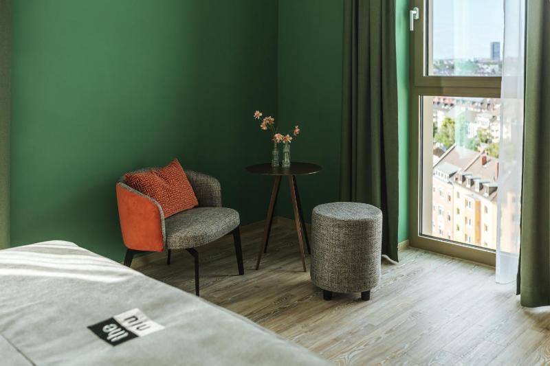 Premium Queen Room image 3