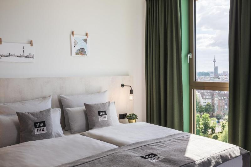 Premium Queen Room image 4