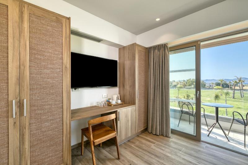 Family Room with Balcony (2 Adults + 2 Children) image 4