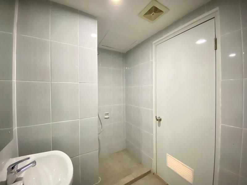 Luxury Spacious 3BR Apartment at Newton Residence Bandung By Travelio - image 5