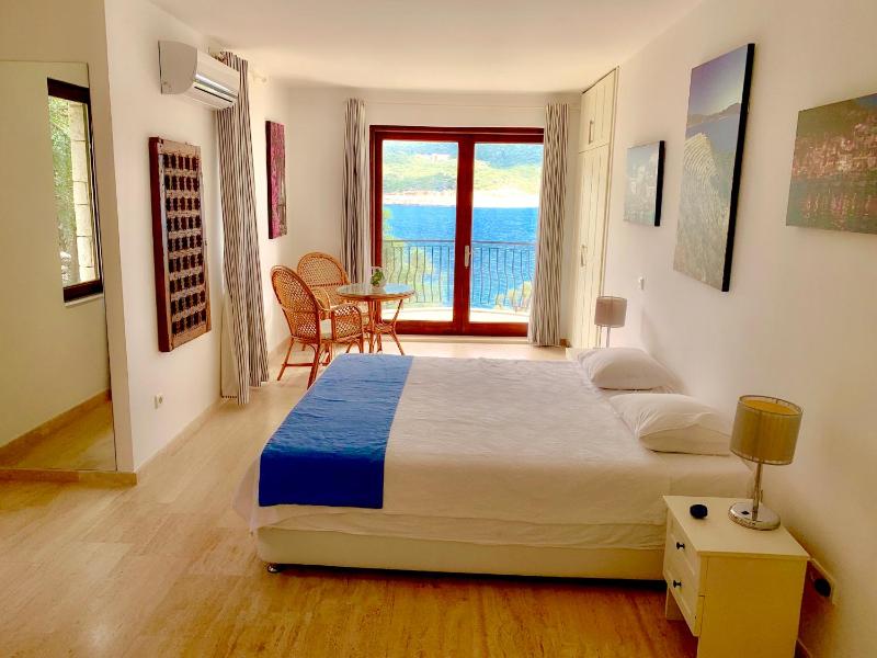 Double Room with Sea View image 3