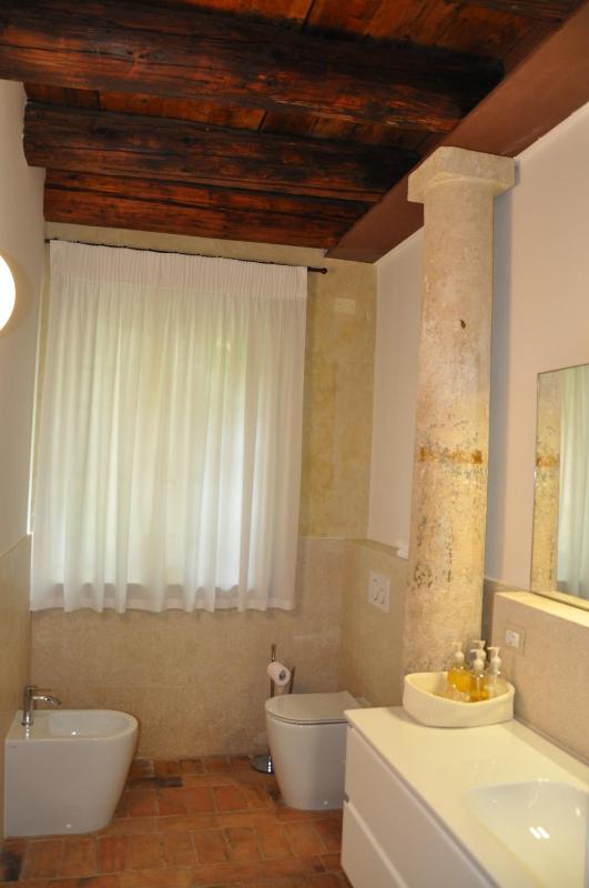 Deluxe One-Bedroom Apartment with Garden View image 2