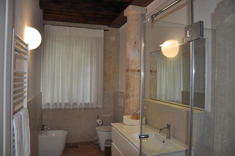 Deluxe One-Bedroom Apartment with Garden View image 4