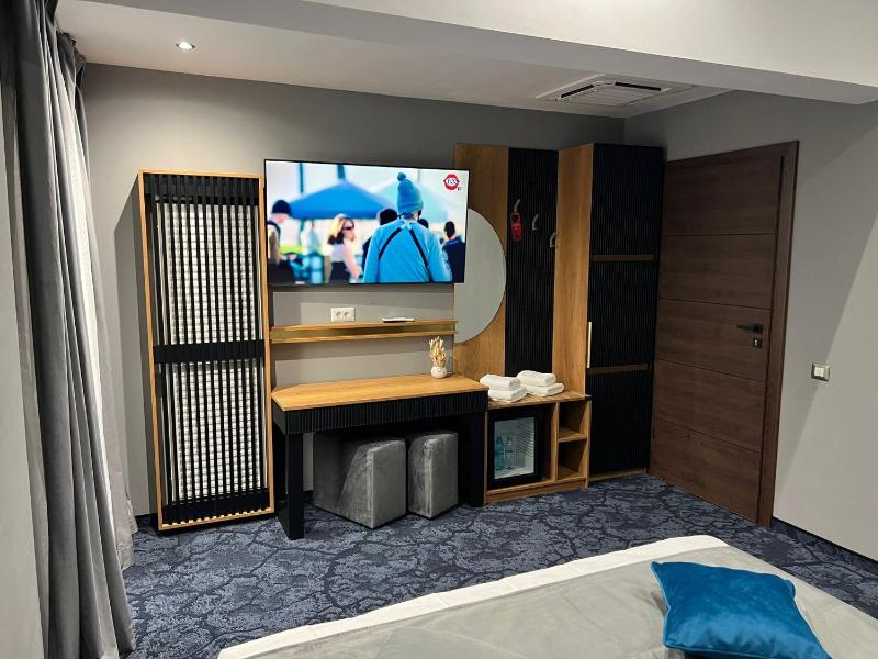 Deluxe Double Room image 3