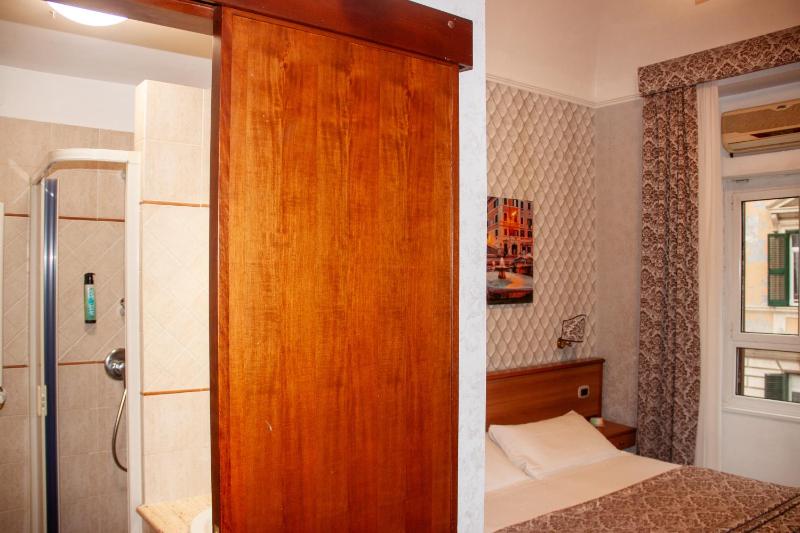 Double or Twin Room image 4