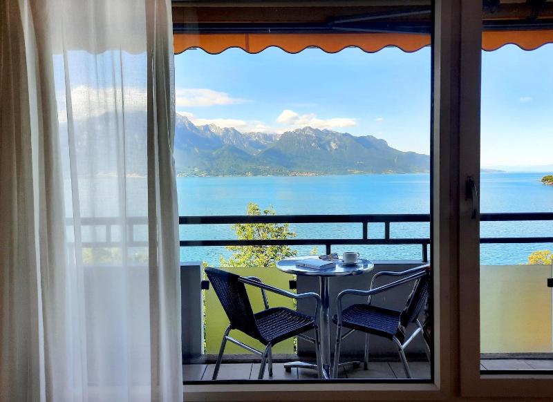 Junior Suite with Balcony and Lake View image 1