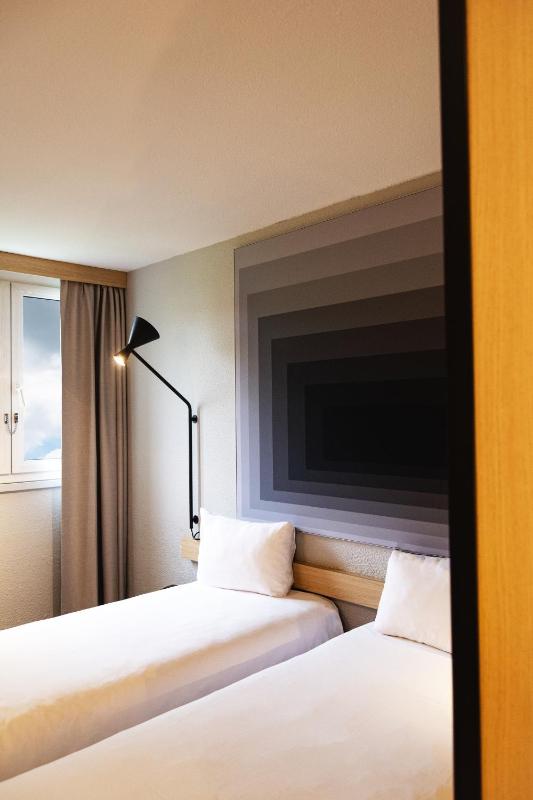 Standard Twin Room image 4