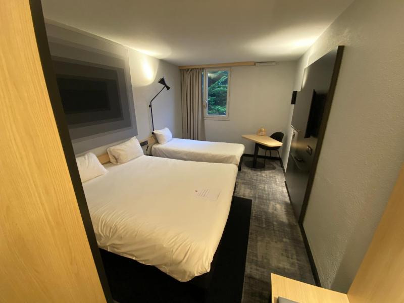 Standard Twin Room image 3