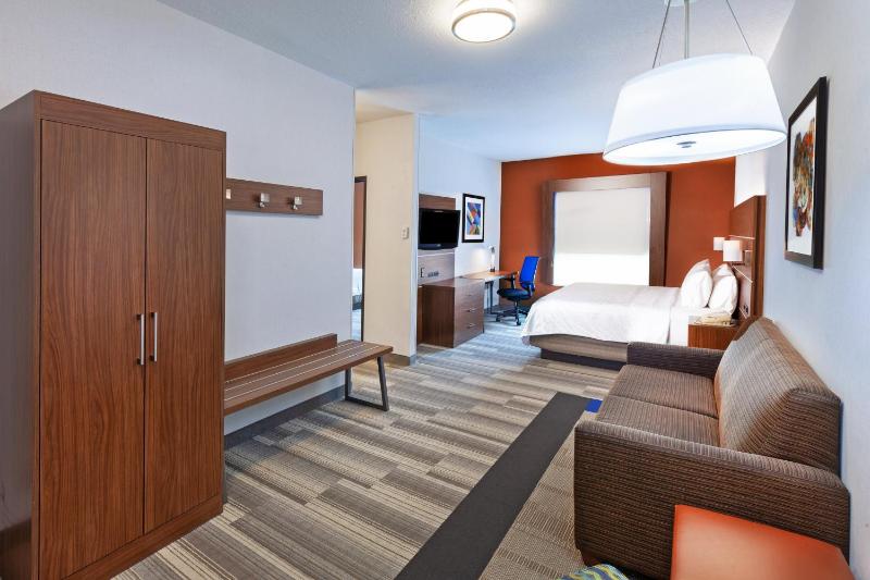One-Bedroom Suite with Sofa Bed image 4