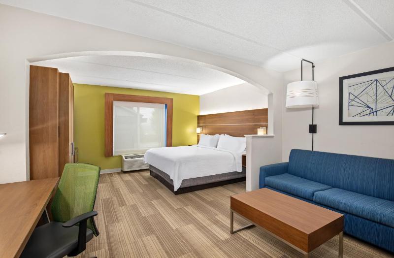 King Suite - Non-Smoking image 3
