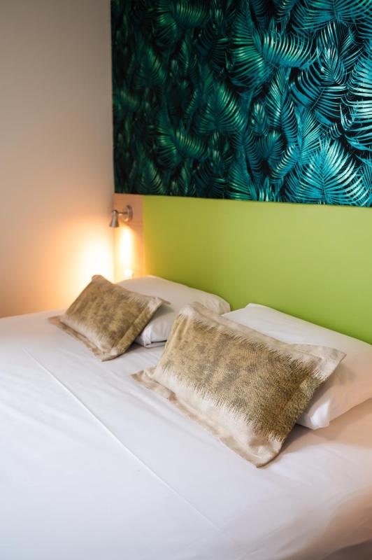 Standard Double Room image 3